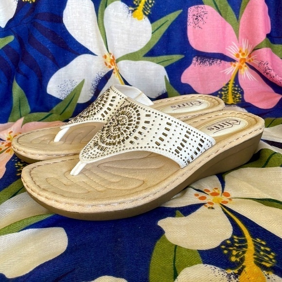 Brand New Cliffs Cienna Cushioned Footbed Low Wedge Thong Sandals Stone Design - Picture 6 of 13